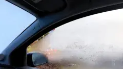 Yağmurlu Havada Camlar Neden Buğulanır? Klimasız ve Masrafsız Buğu Çözmenin 4 Pratik Yolu 